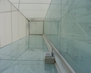Photo d'un angle de la piscine Olympique  de Montpellier, prise de bas en haut !