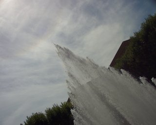 Photo de la fontaine au milieu d'Antigone ( quartier de Montpellier)