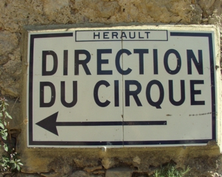 Direction du cirque .
